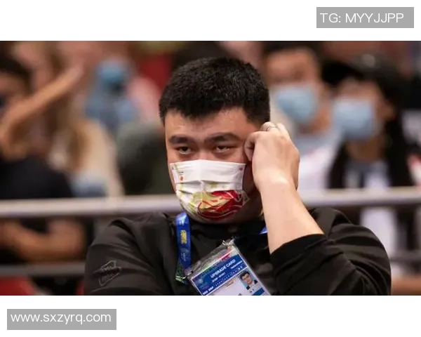 姚明佩戴口罩时的独特表情引发网友热议展现运动员的另一面