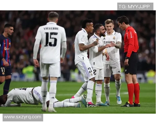 国王杯激战波尔图与里昂平局乌龙球瞬间引发全场热烈反响 国王杯激战波尔图与里昂平局乌龙球瞬间引发全场热烈反响